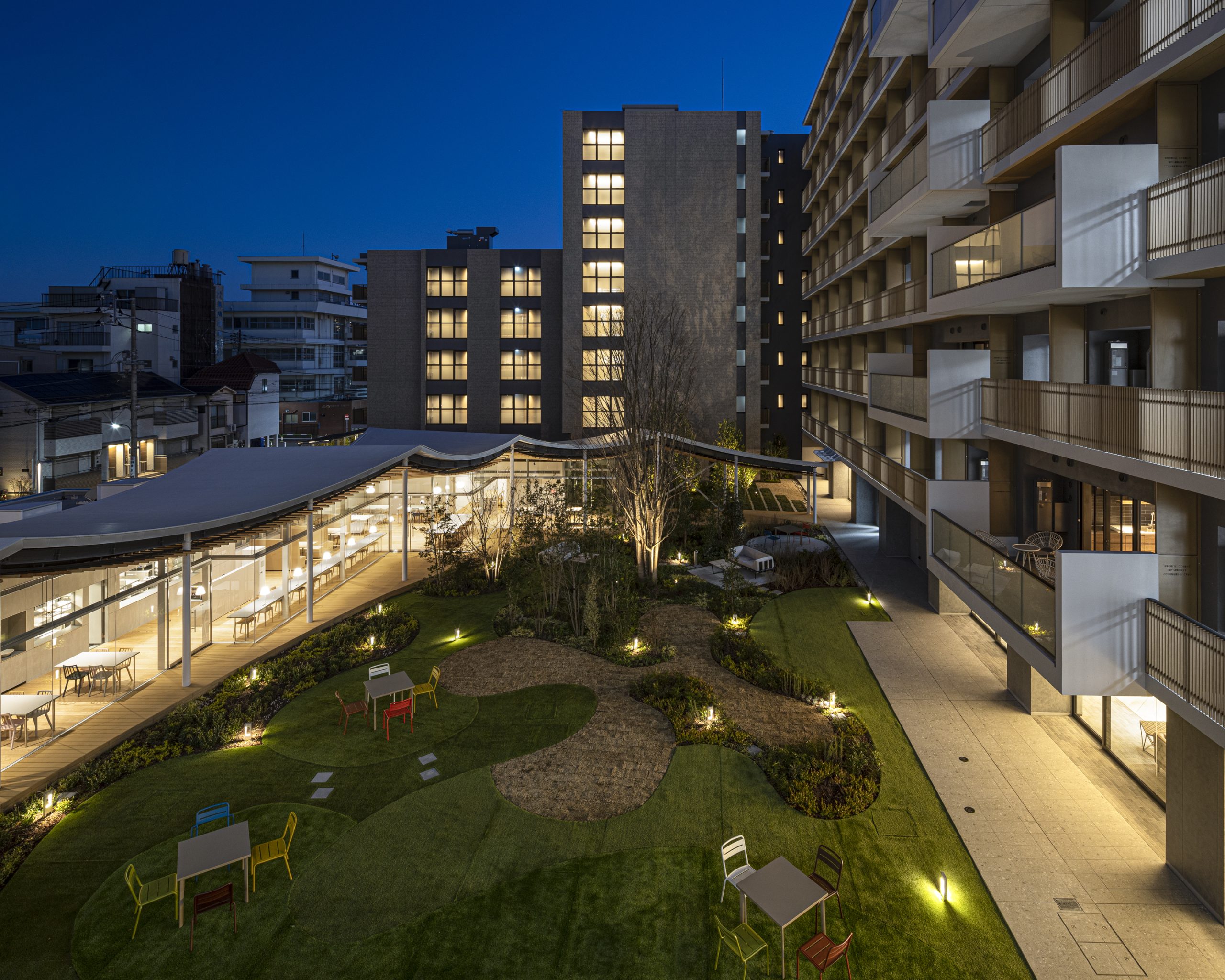 【食事・家具家電付学生専用】コムレジ赤羽 外観(中庭)　夜景